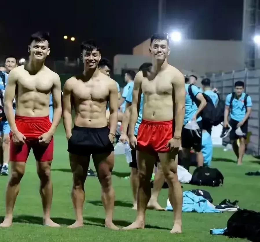 100万训练场地配套，200万包机回国，男足们的奢靡生活超乎想象