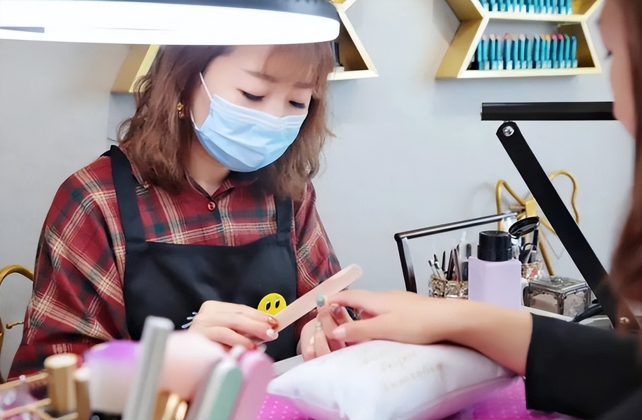 女大学生宿舍美甲月入两万,六名女生在宿舍做美甲月入过万
