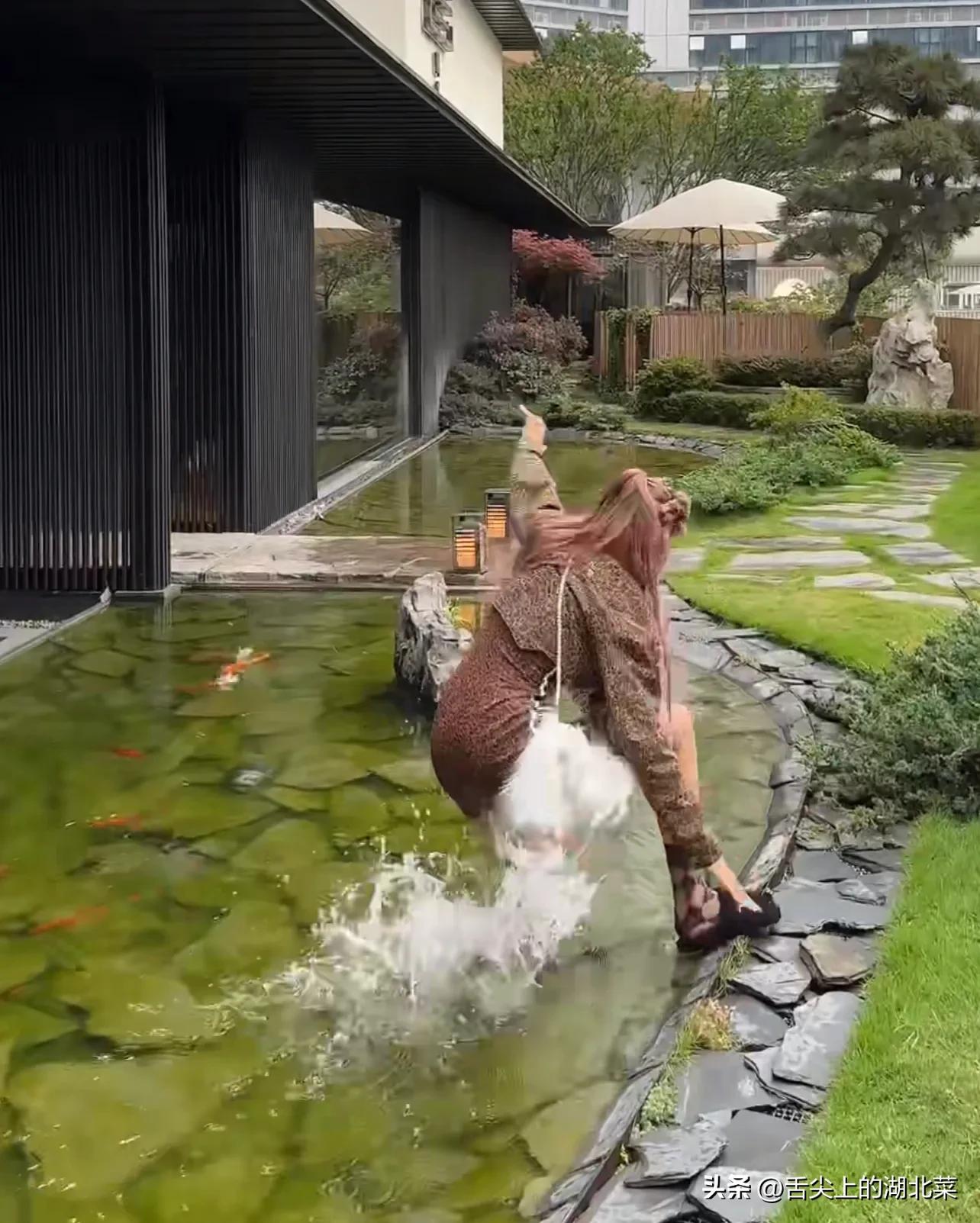 网红陈某一顿饭几千上万，广告词背得前后颠倒，穿着奇葩怎么火的