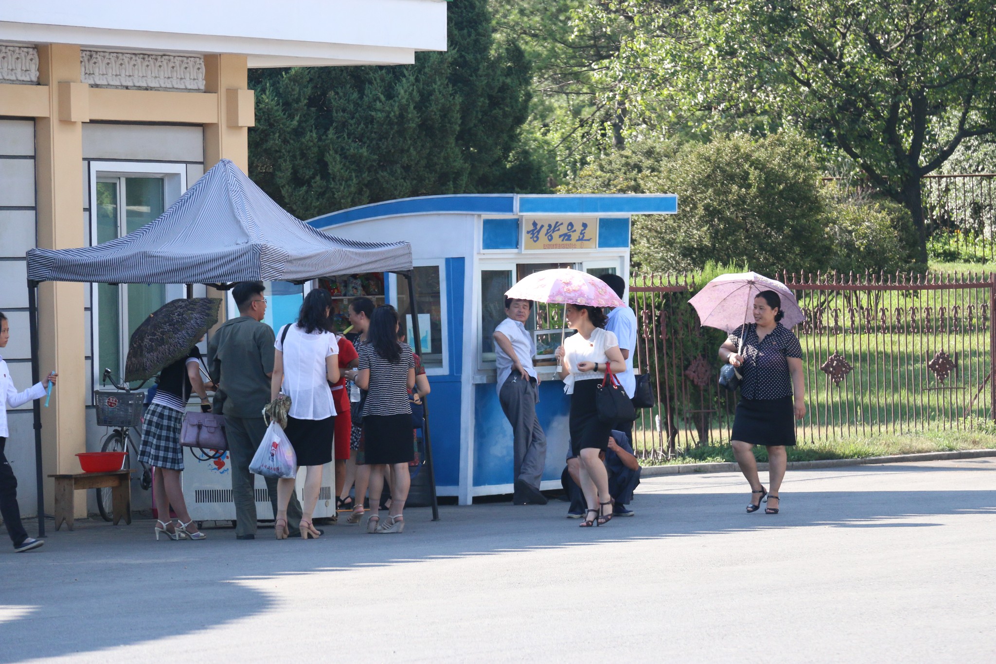 走进朝鲜，平壤街面的小卖部都能买到什么？当地消费让游客很开心