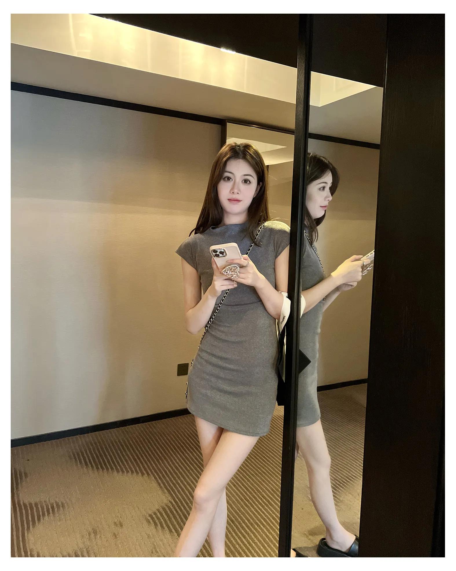 修身连衣裙尽显美女完美身材