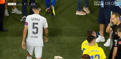 球迷晕倒球员抛除颤器,球迷突发意外