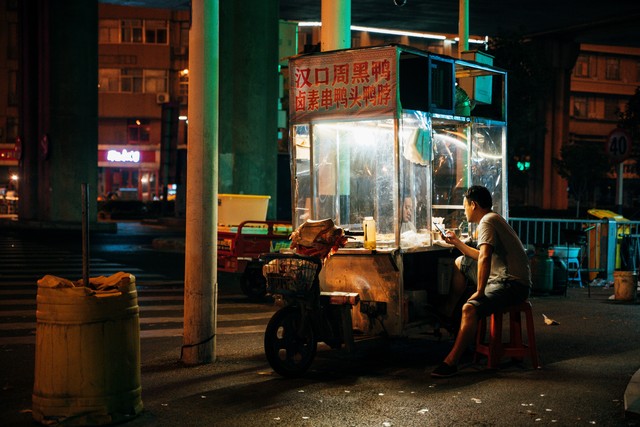 小伙做夜宵摆地摊干到300平的大店,80后小伙开夜宵店年赚200万