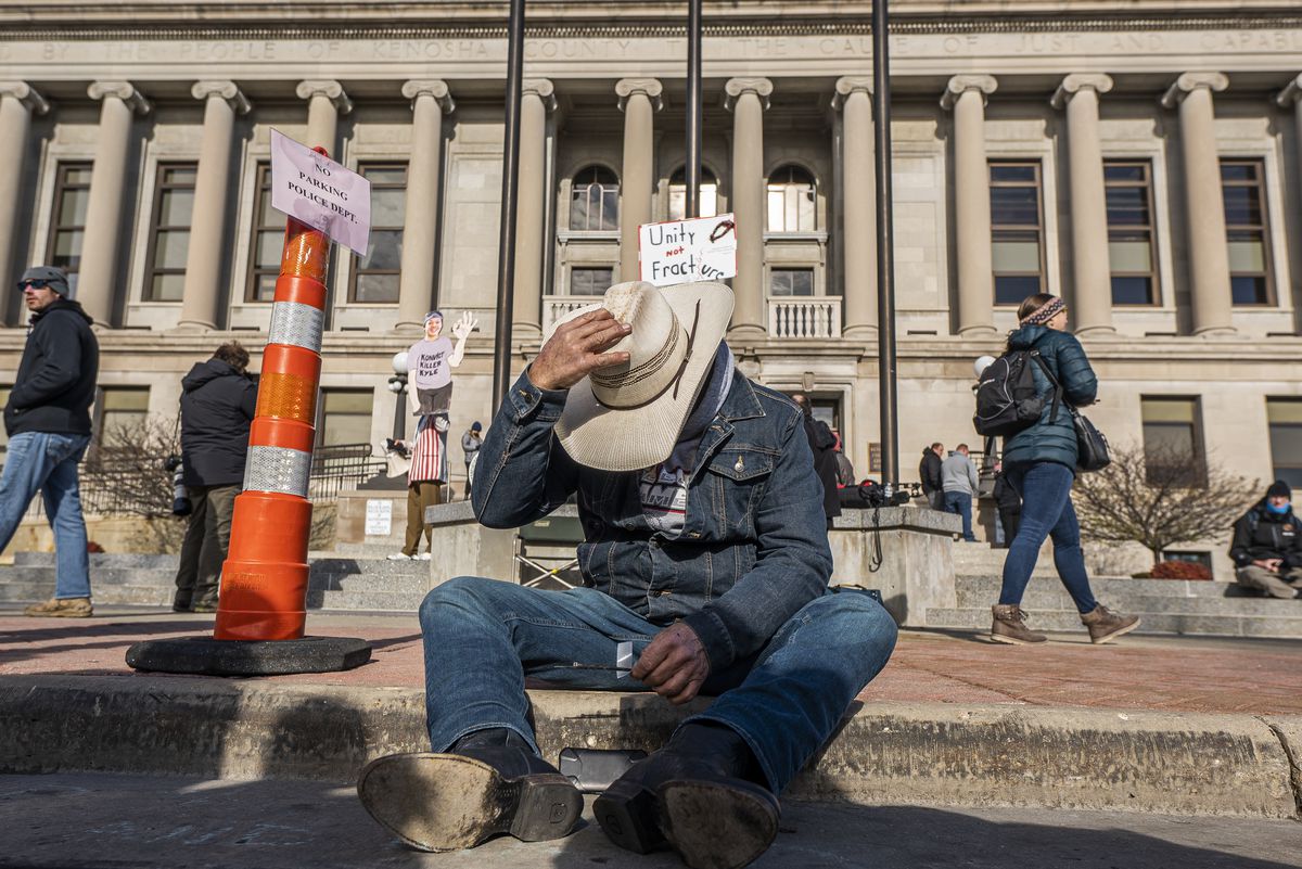 枪击致二人死的白人青年被判无罪后立刻见了特朗普，极右人士欢呼“今后有了开枪许可”，美国多地进行抗议