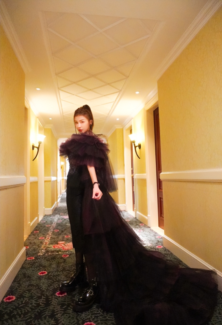 姚星彤颁奖典礼视频,姚星彤镂空礼服