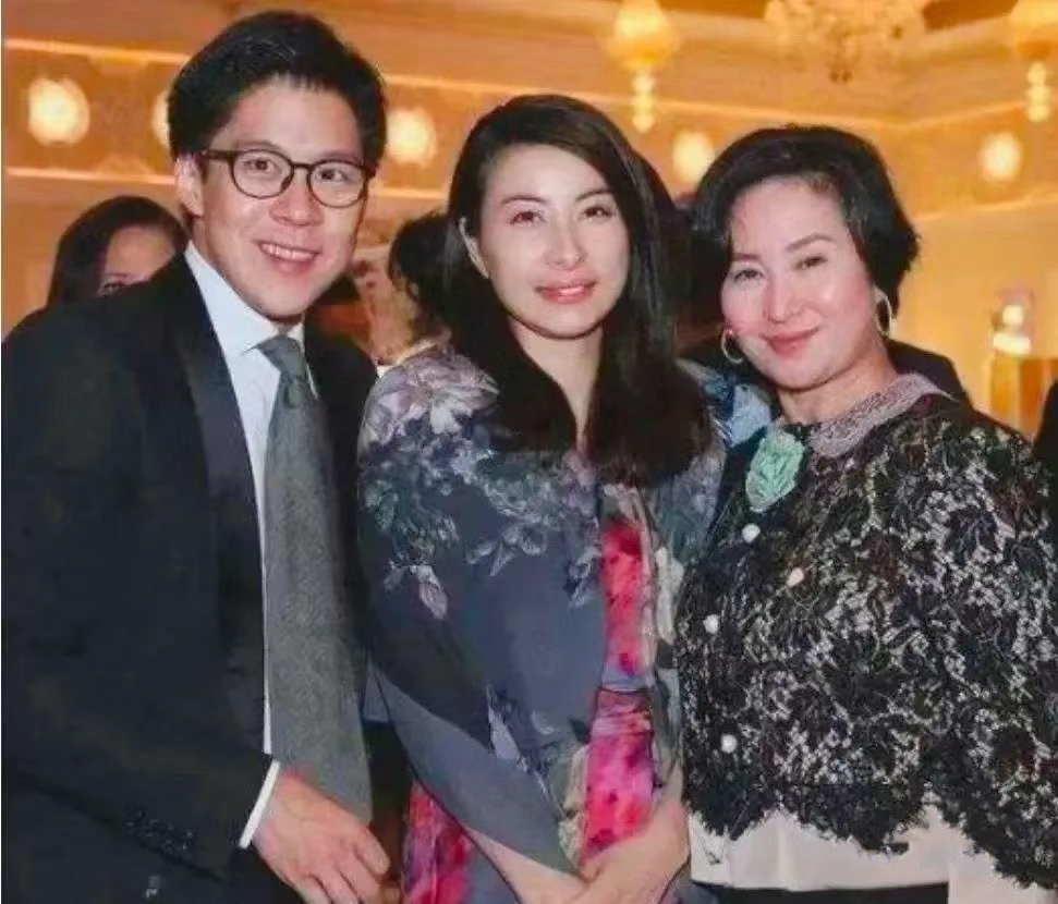 霍启刚郭晶晶看粤剧完整版,赌王带三太参加活动