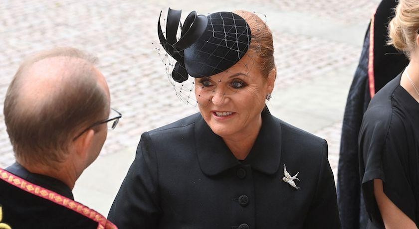 女王前儿媳：因沙滩艳照被逼离婚，利用王室敛财，手段比梅根高明