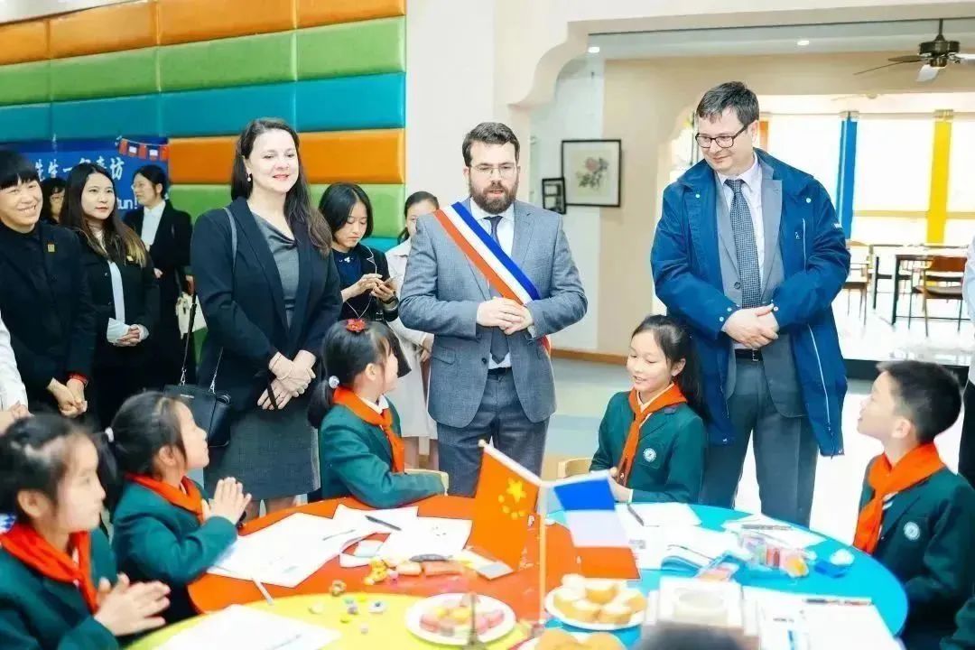法国欧坦市市长一行来渝交流考察,法国欧坦市市长访问学校