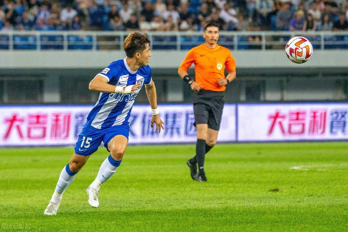 天津津门虎教练于根伟,于根伟穿的男鞋