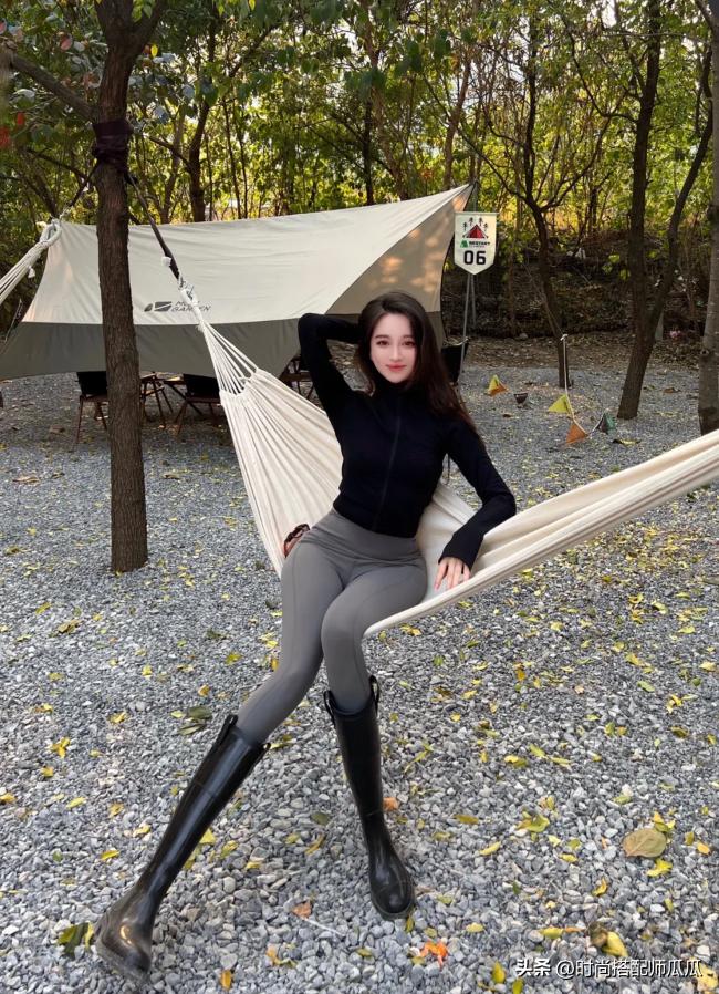 女人不管多懒，穿打*裤底**也别配运动鞋！瞧潮人这样穿，多时髦高级