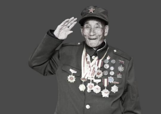 【法治热点早知道】网传一公职人员吃饭时让邻桌女子陪酒被拒后打人？官方通报：属实！