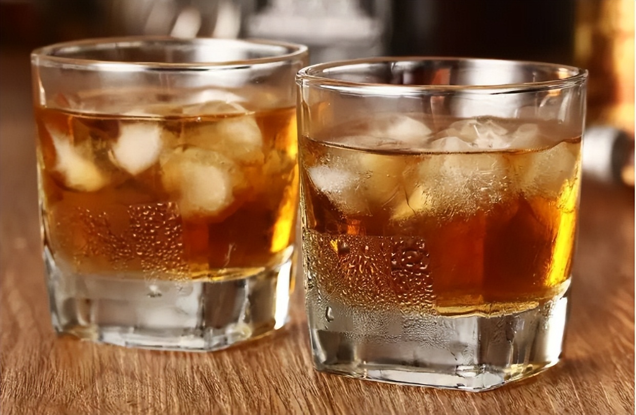 威士忌与白兰地的喝法一样吗,威士忌和白兰地调酒区别