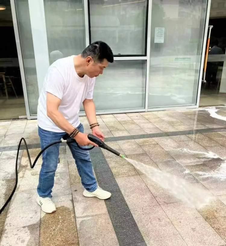 睿诚服务、洁诚品质！普陀的他全力守护城市“颜值”