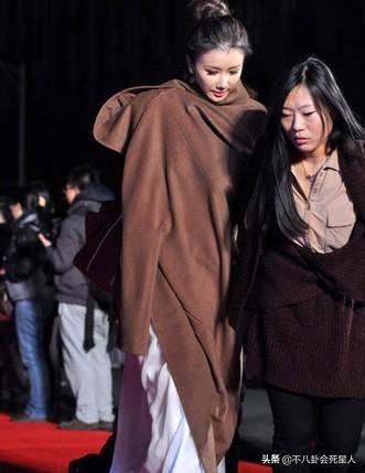 濂虫槦璧扮孩姣椂鑲╁甫婊戣惤濡備綍鏁戝満,鏄庢槦绾㈡绀兼湇鑲╁甫鏂簡