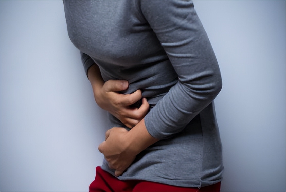 饿肚子睡觉和吃宵夜哪个危害大,睡前吃夜宵和饿肚子睡觉哪个健康