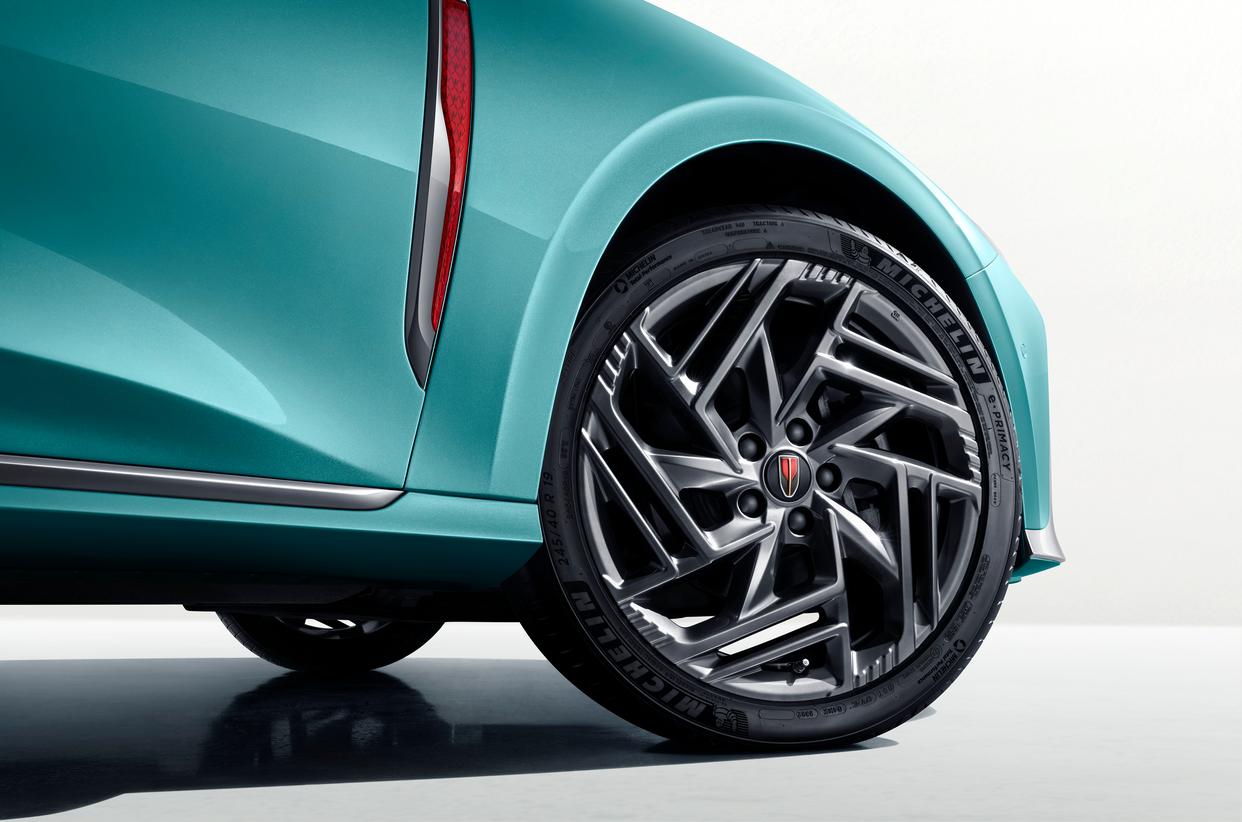 一场高速堵车，6小时才跑80公里！领悟电动汽车和燃油车的差距