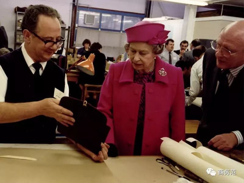 英国女王最喜欢的包包牌子,英国女王拿的包包价格