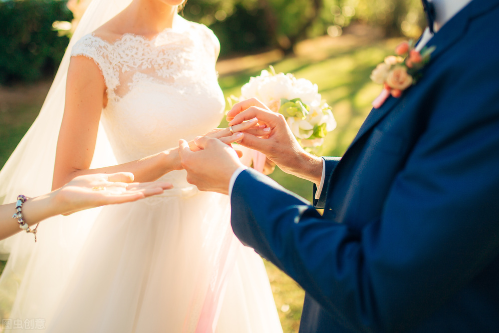 在魔都竟然还能遇到不会写字的时尚美女，你们相信吗？