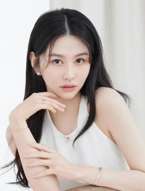 美女自有三分“龅”，不仅抗老而且显嫩，这7位女星都有轻微嘴凸