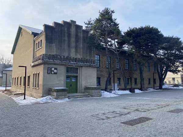 《人世间》：兰蔻小黑瓶、电动沙发，网友火眼金睛发现的14个穿帮