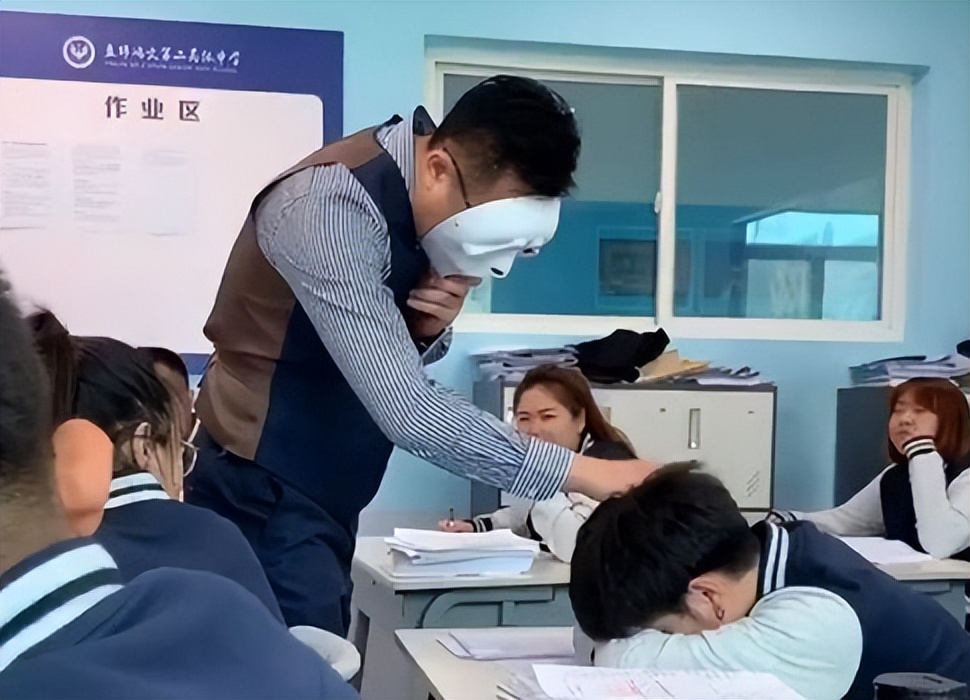 学生姓“毕”，老师上课从不点她的名字，一叫全班同学就哄然大笑