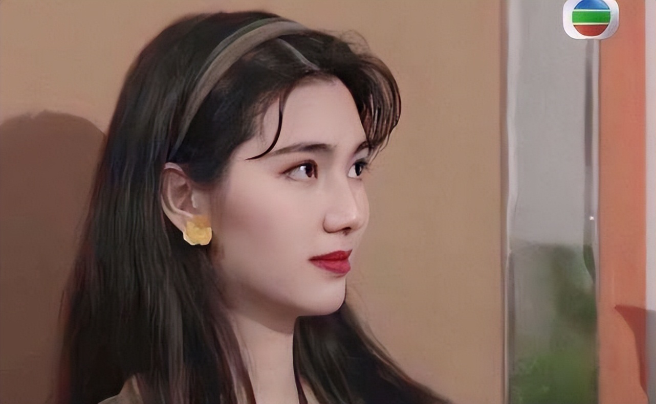 “最惨港姐”蔡少芬：6年获刘銮雄1.6亿资产，为何深得原配喜欢？