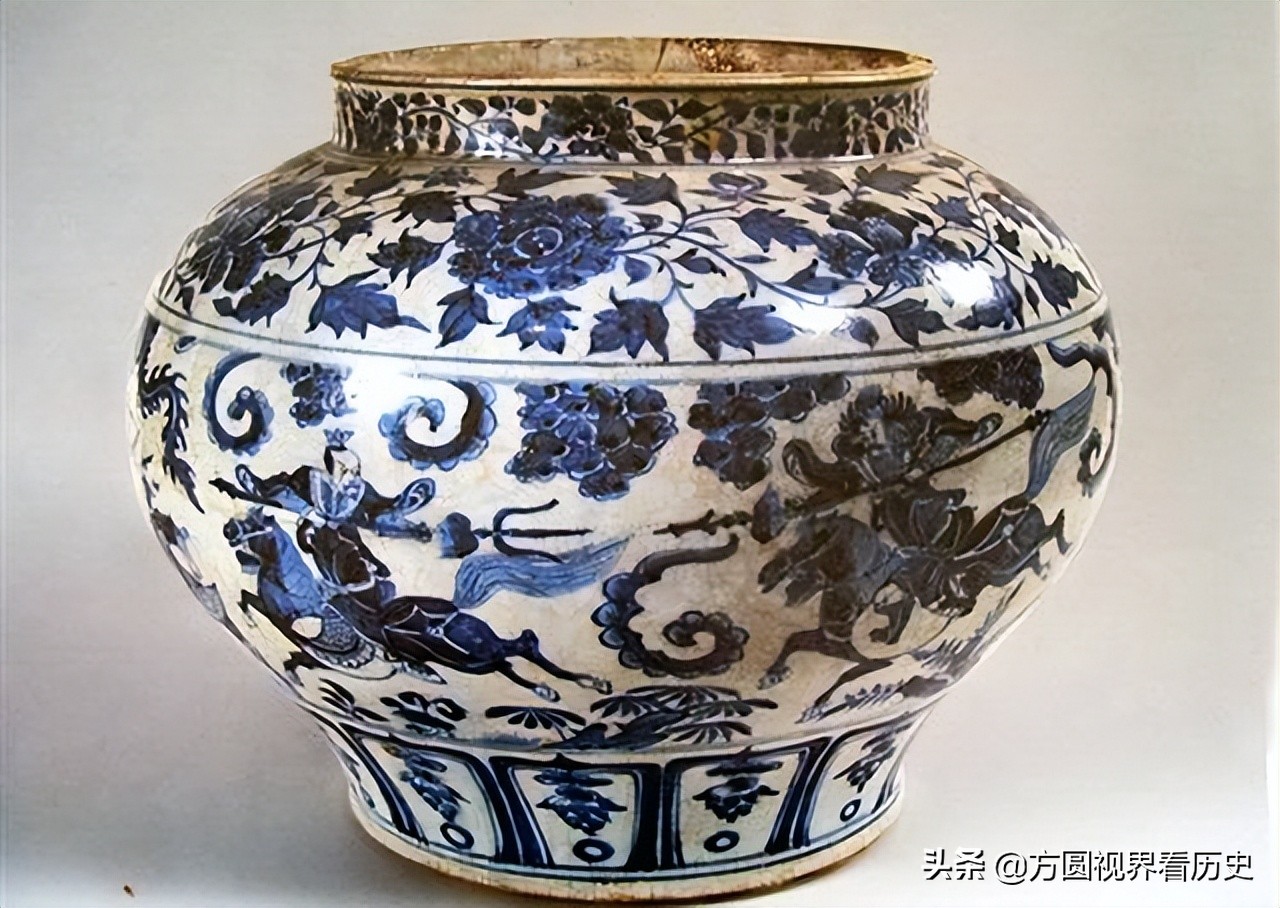 工地挖出骨灰罐，众人敬而远之，员工拿回家养花，十年后成为国宝