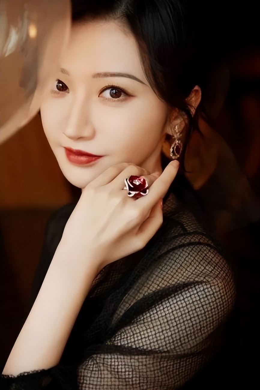 强捧不红景甜：坐拥3.5亿豪宅被张继科拒婚，资源逆天金主成谜