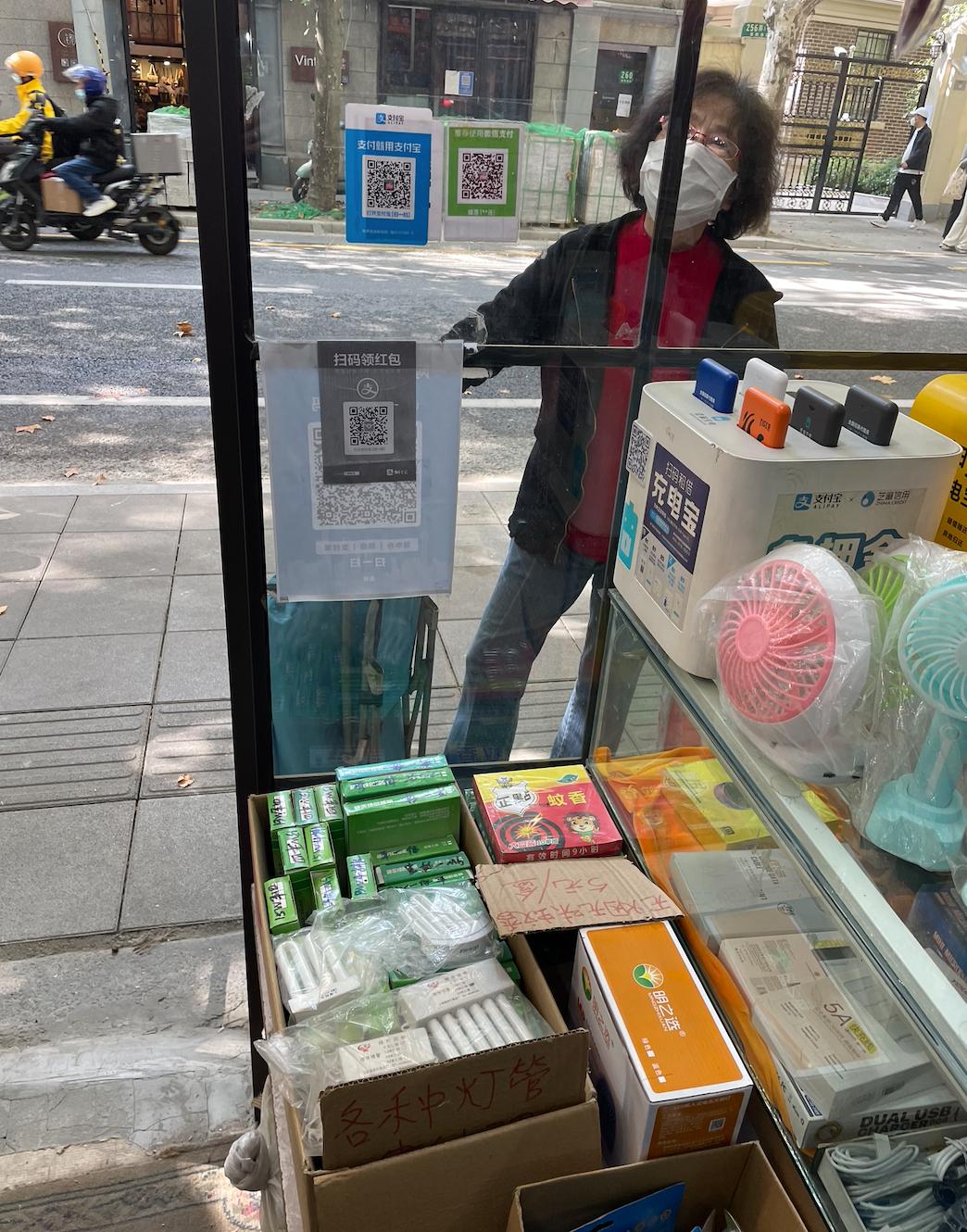 梧桐区的五金店，都是长久又顽强的存在