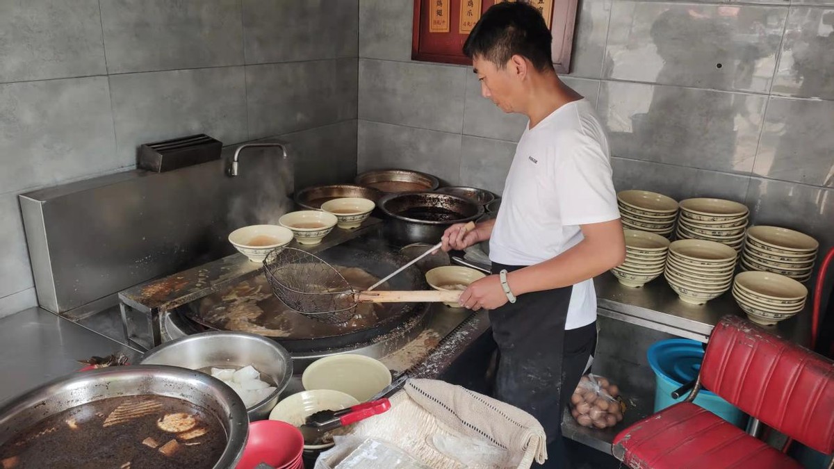 江苏徐州夫妻做百年丸子汤，6元一碗祖传5代，天不亮就排队