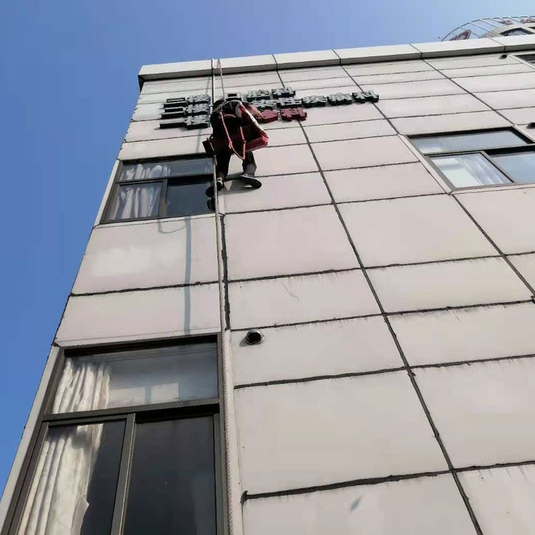 高空外墙漏水贵不贵,高空外墙漏水渗水补漏方案