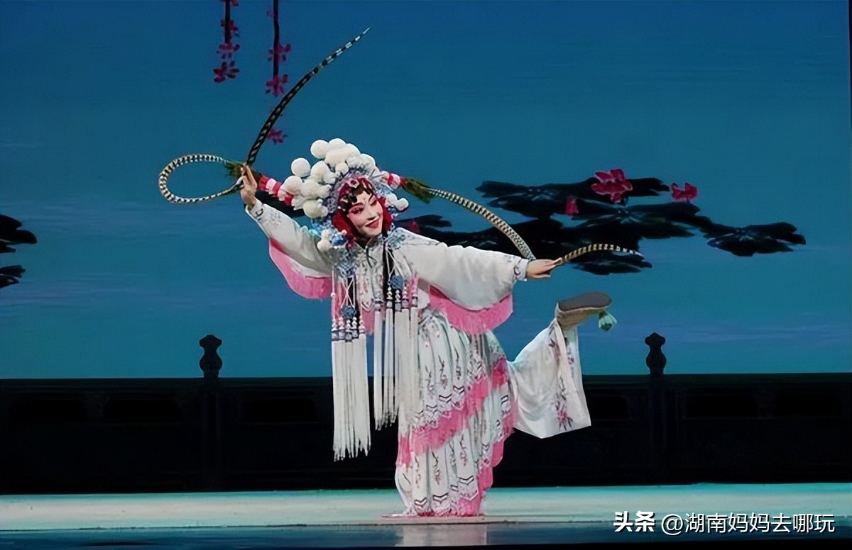 这个“95”后湘妹子，带着3000000+戏迷“游”长沙