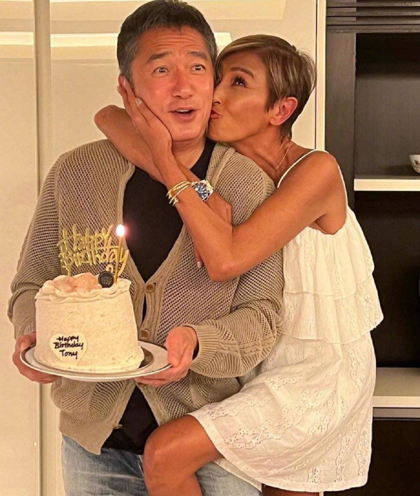 刘嘉玲帮梁朝伟庆生,刘嘉玲梁朝伟生日接吻