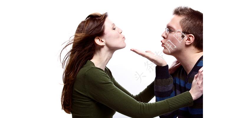 在儿子家养老，儿媳做饭摔摔打打，我一看厨房垃圾桶，连夜回家