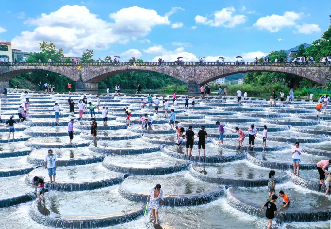 红色蓝色绿色混合一起成什么颜色,红色绿色蓝色有数字的牌是啥