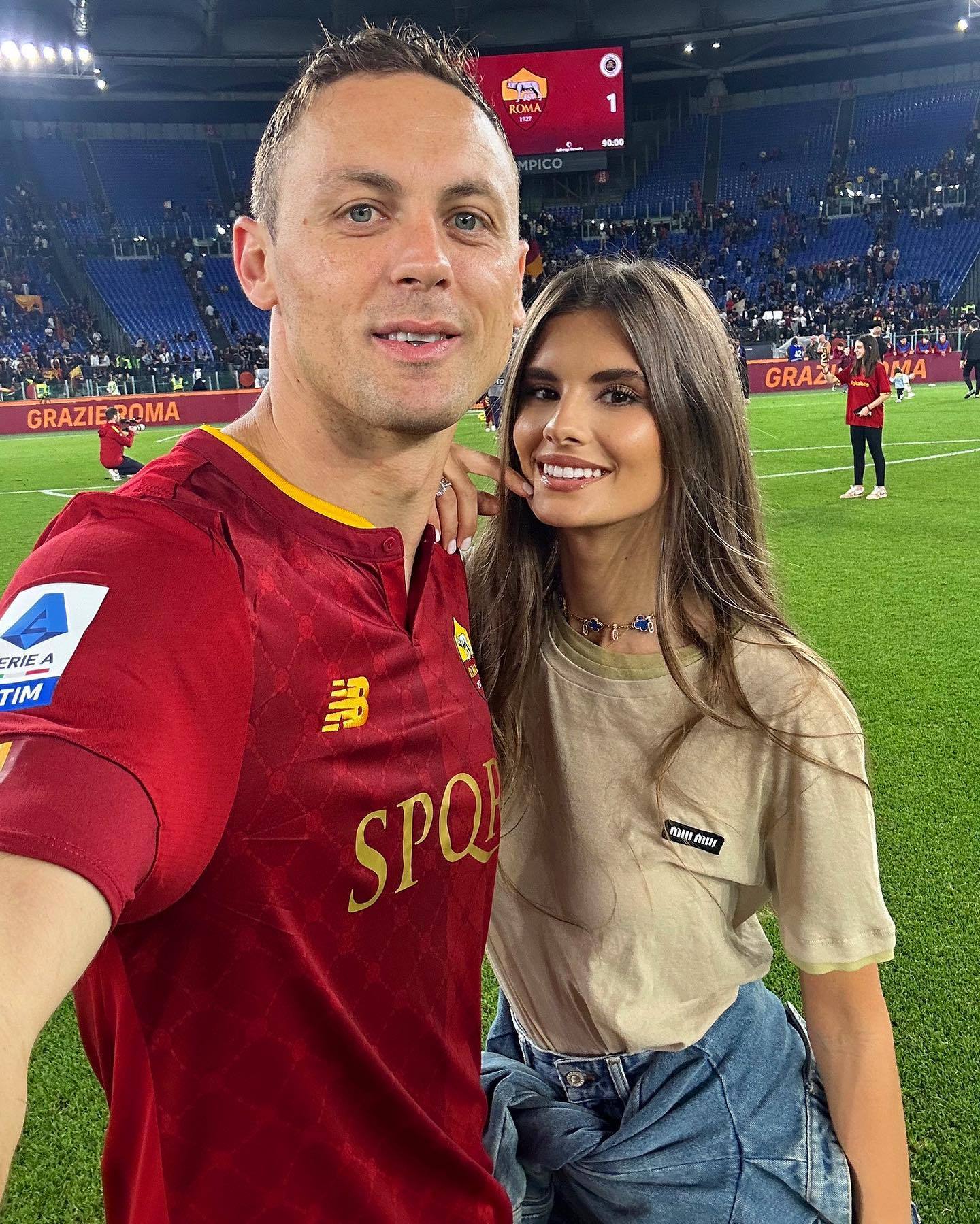 补时14分钟,依然无法阻挡穆里尼奥前进,哨响后,迪巴拉闭上眼睛