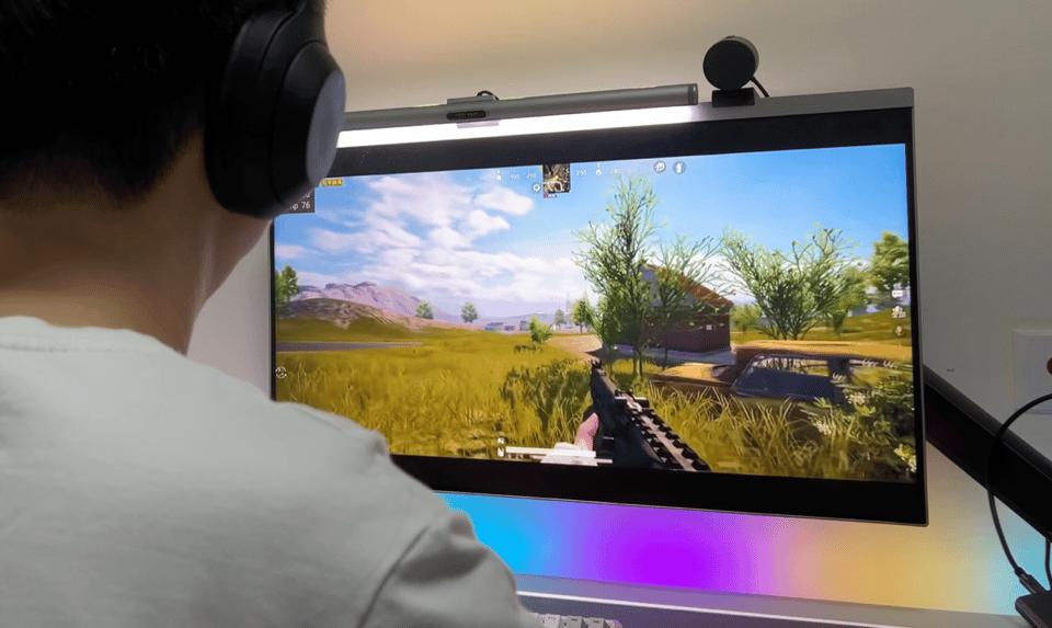 带扬声器和麦克风的显示器,带喇叭和麦克风的显示器