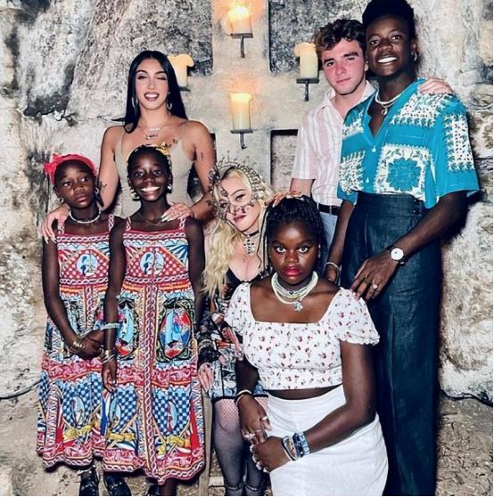 麦当娜戴粉色墨镜亮相,麦当娜穿粉色裙