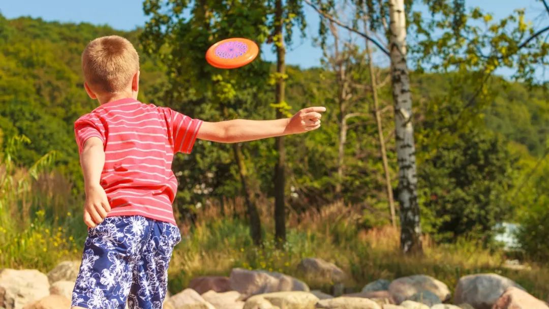 和儿童怎么玩飞盘,和小孩一起玩飞盘的歌曲