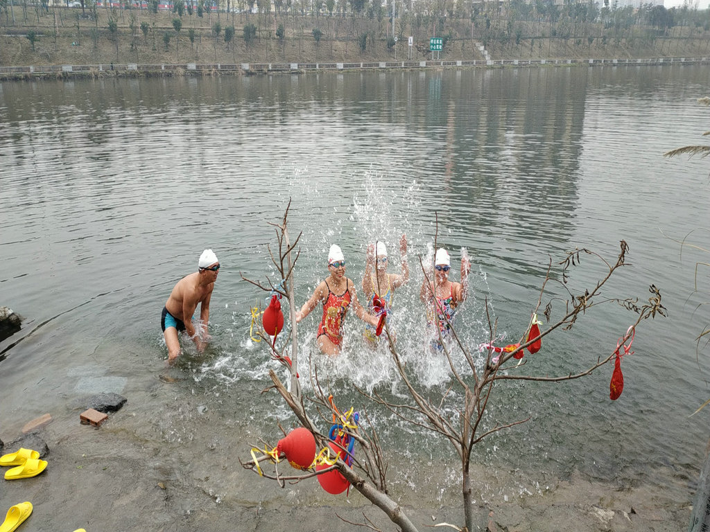 湘西欢乐冬泳人——向怀化水上部落“碉堡村”致敬