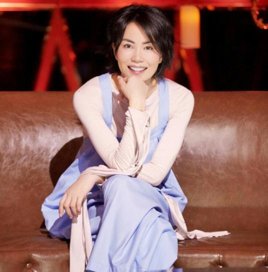 王菲几岁跟谢霆锋谈恋爱,王菲和谢霆锋之间坎坷的恋爱