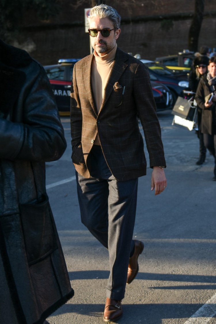 不是我吹，这优雅的灰色裤子，能为你的休闲装扮增添一抹亮色