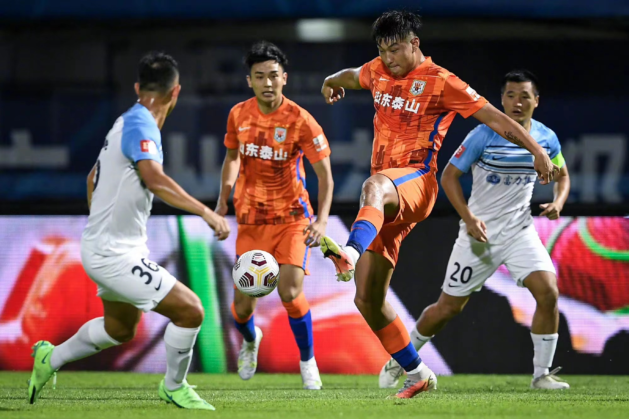 17岁踢足球踢进国家队,郑智在鲁能到底有多强