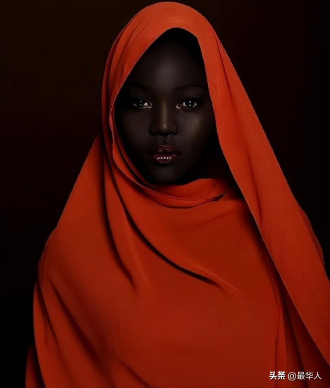 世界最黑女模特：从难民营走上T型台，连黑人都嘲笑她的肤色