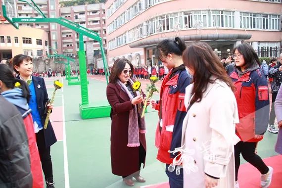 重庆四十二中举行高2022届成人仪式暨高考“冲刺”誓师大会