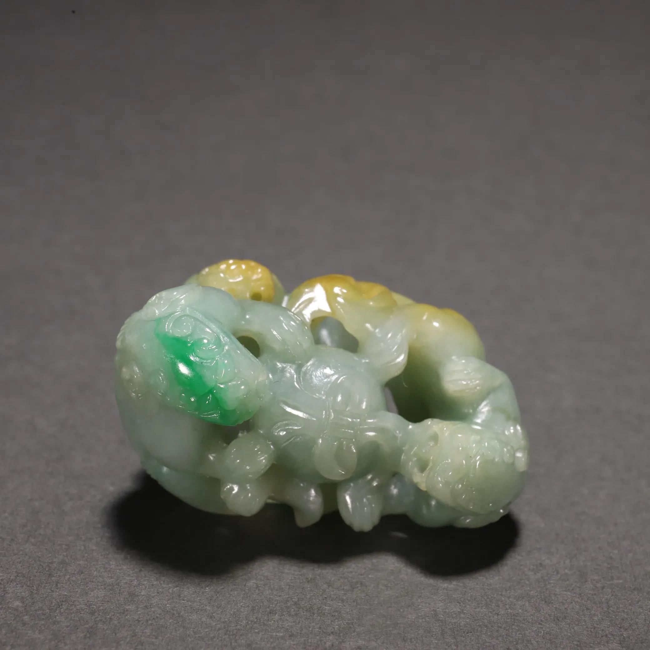 旧藏翡翠镂空雕三狮戏球雕件。规格：高3.5㎝长4.3㎝宽2.6㎝重40g