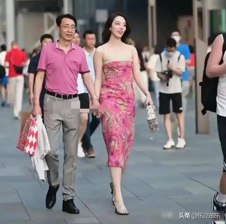 大数据分析，哪些人在群嗨董小姐的家世、身材？