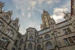 慕尼黑啤酒节拜仁慕尼黑队,22-23赛季拜仁慕尼黑啤酒节球衣