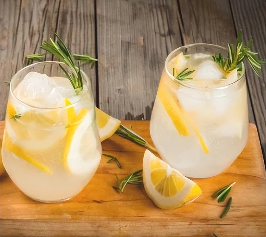 柠檬泡水喝的两大禁忌,柠檬泡水喝的禁忌和副作用