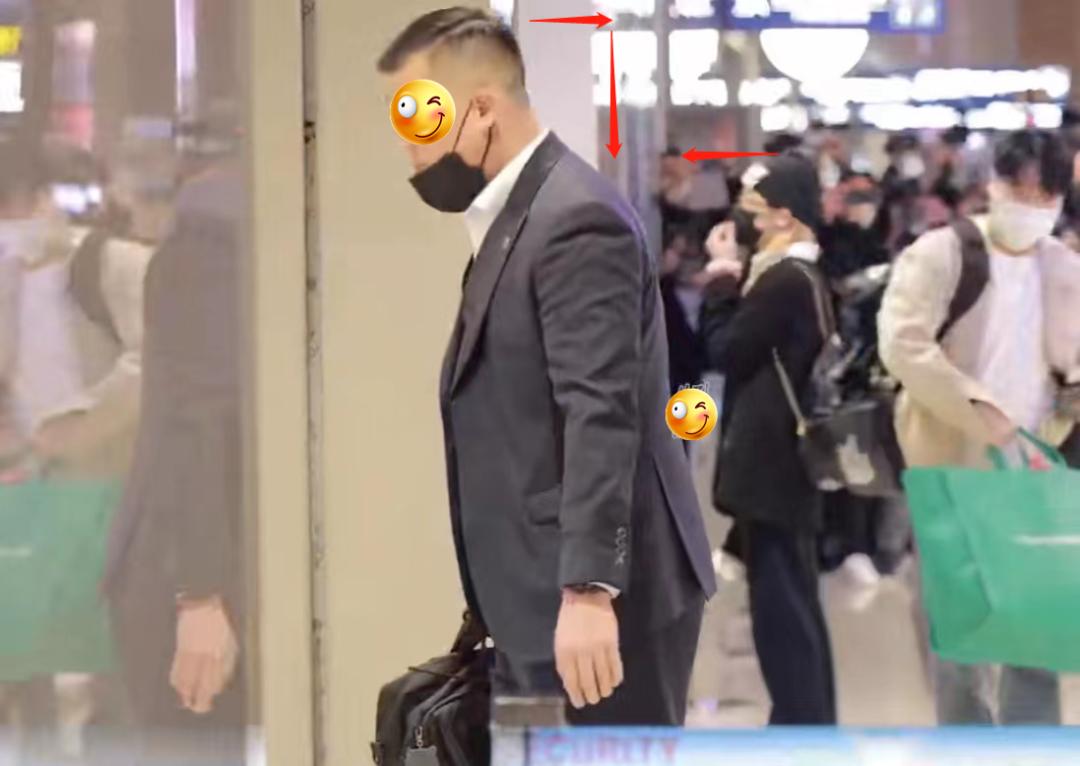 权志龙被包围拍照,权志龙机场被粉丝围堵